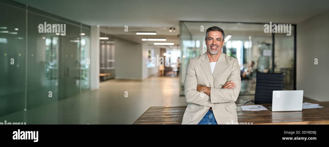 Uomo d'affari di mezza età fiducioso e felice, ceo, Executive leader in carica. Verticale Foto Stock