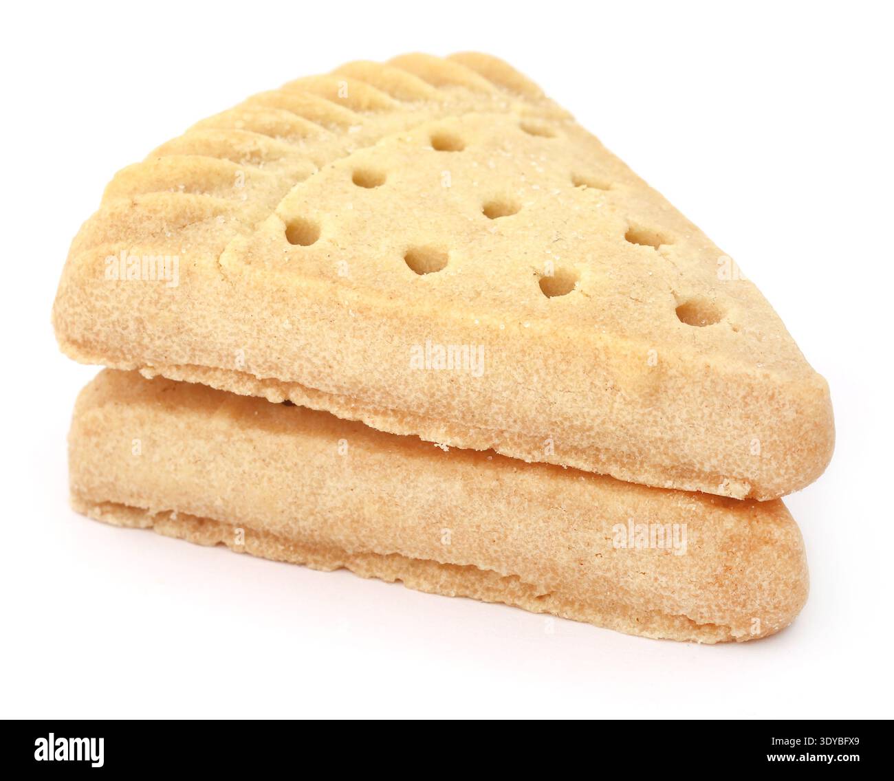 Biscotti al burro dorato su sfondo bianco Foto Stock