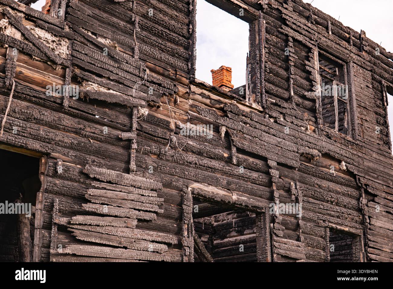 Edificio rovinato dopo un incendio, mostrando devastazione, resti e abbandono Foto Stock