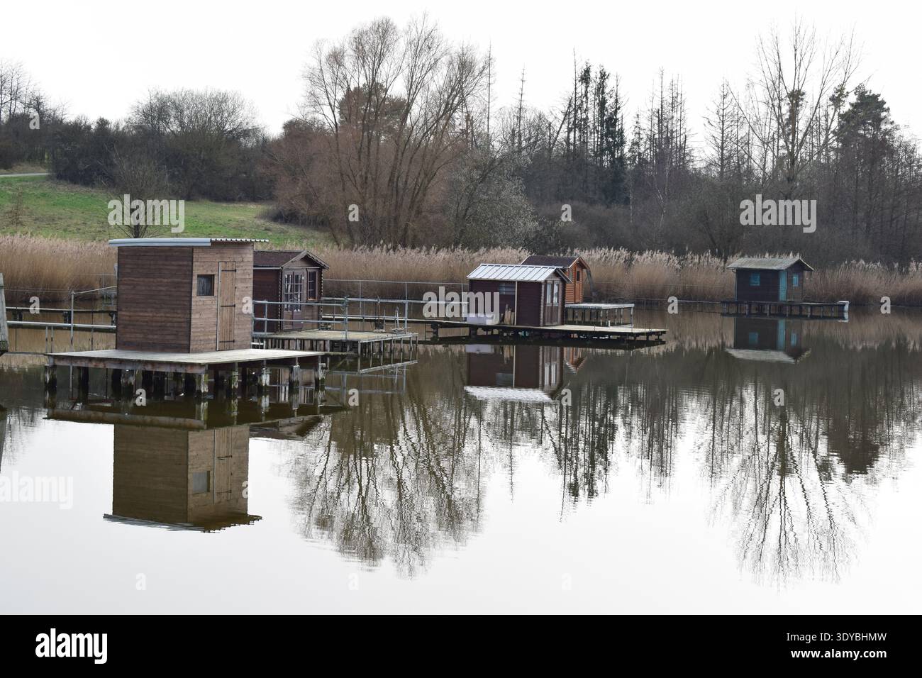 Capanne da pesca in un lago in Francia Foto Stock