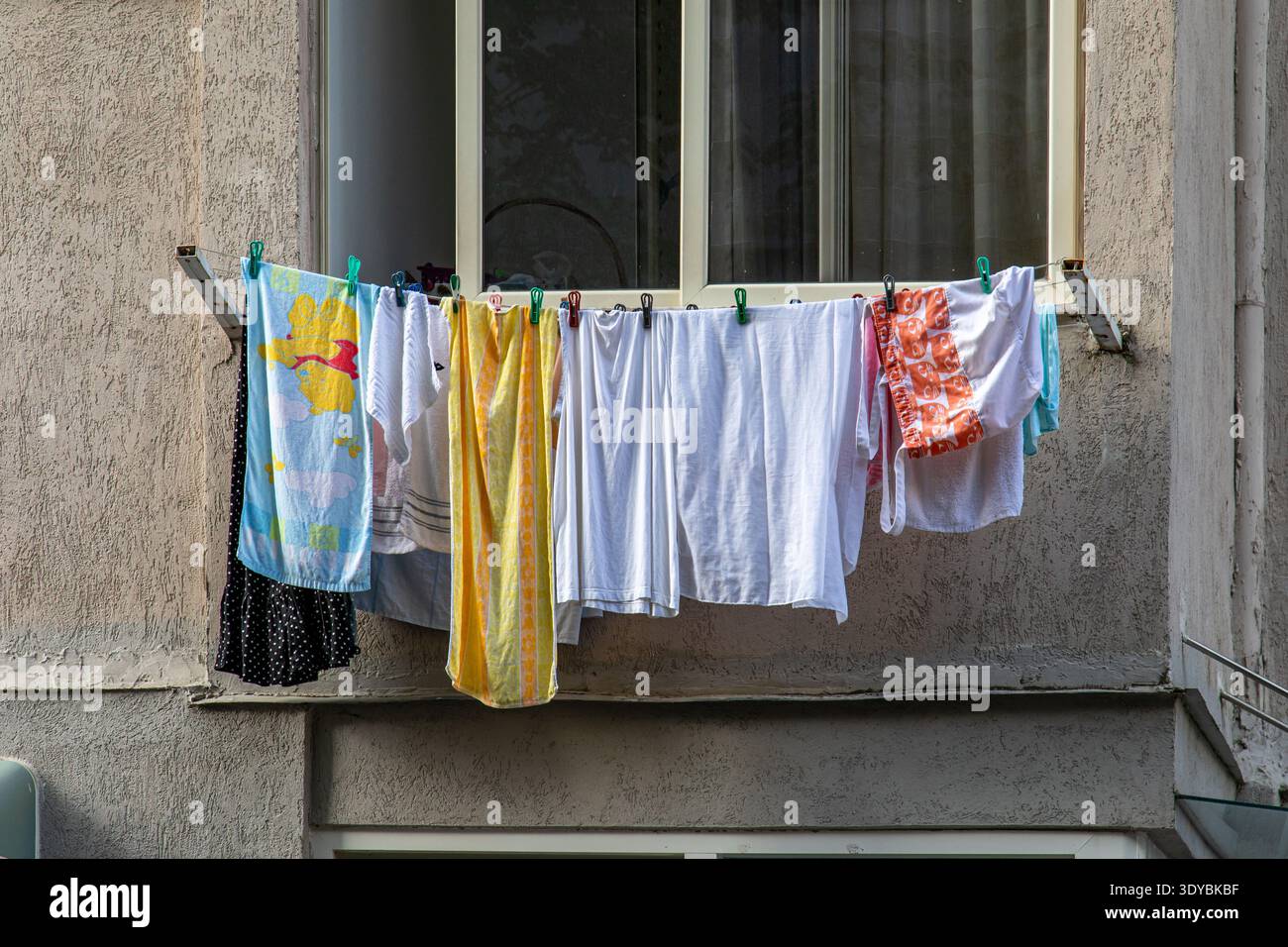 Lavanderia appesa fuori dalla finestra nel quartiere Blloku di Tirana, Albania Foto Stock