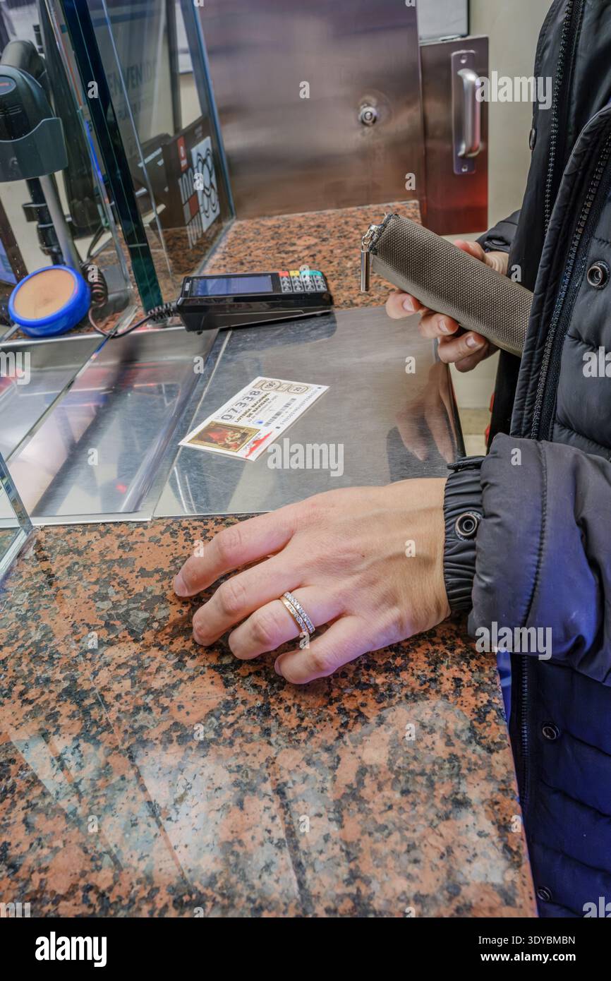 Cliente che acquista il biglietto della lotteria di Natale al banco amministrativo, Loteria de Navidad decimo spagnola Foto Stock