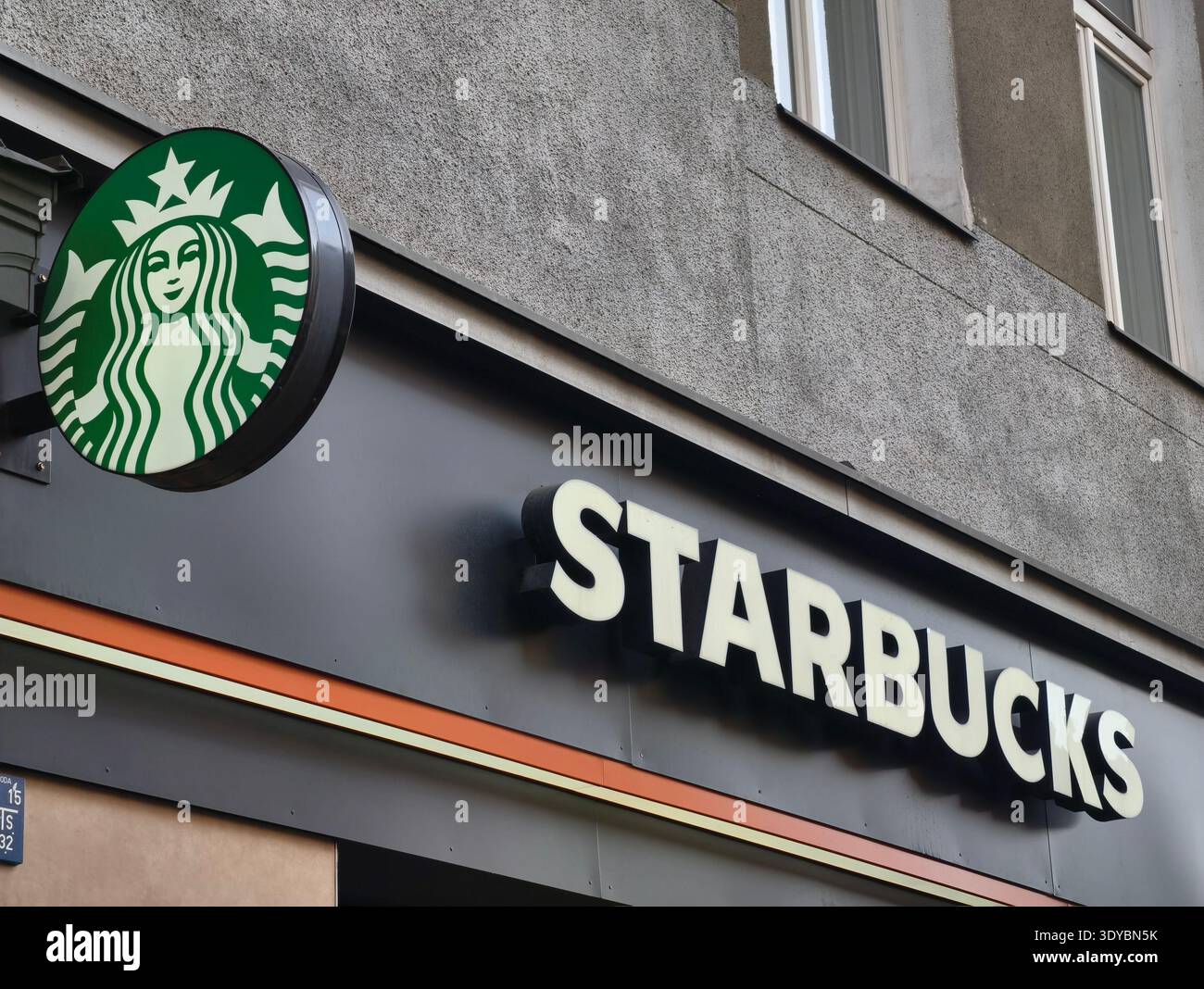 Praga, Repubblica Ceca – 6 marzo 2026: Vista esterna di una catena di caffè nel centro di Praga. Il punto vendita è identificato come Starbucks Cafe Foto Stock