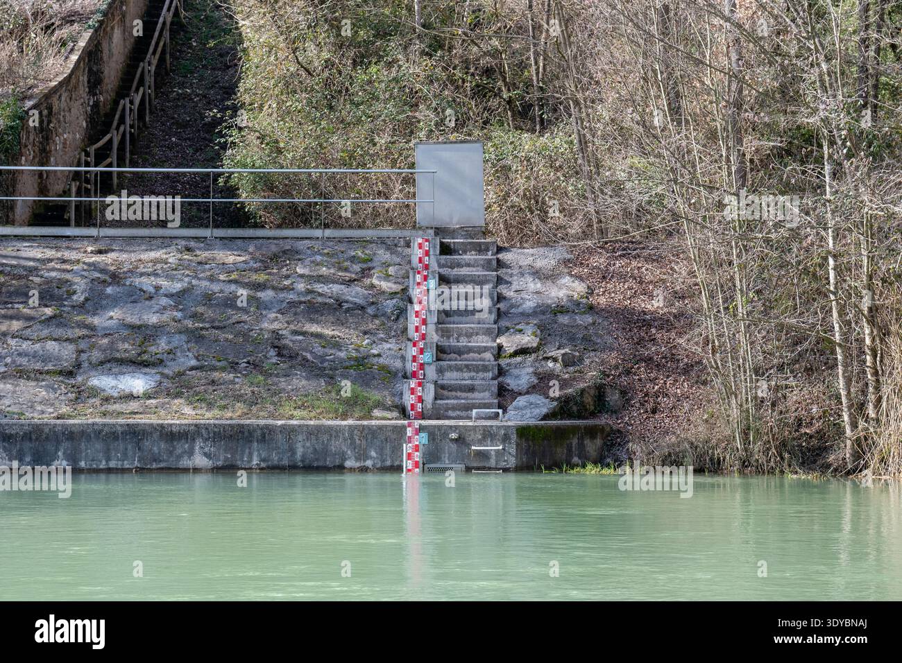 Scartamento del livello dell'acqua, stazione di scartamento del fiume Llobregat, scartamento del fiume, Berga, Catalogna, Spagna Foto Stock