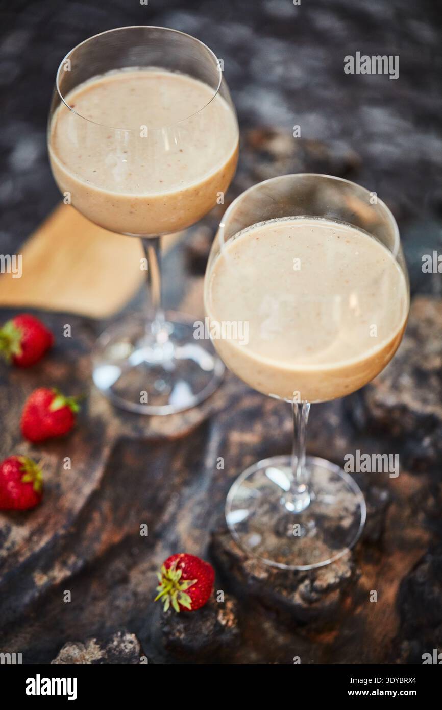 Bicchieri, cocktail e panna con bevande presso la spa per ospitalità, servizio o frutta su tablet presso il centro benessere. Bevanda, alcool e superiore per Foto Stock