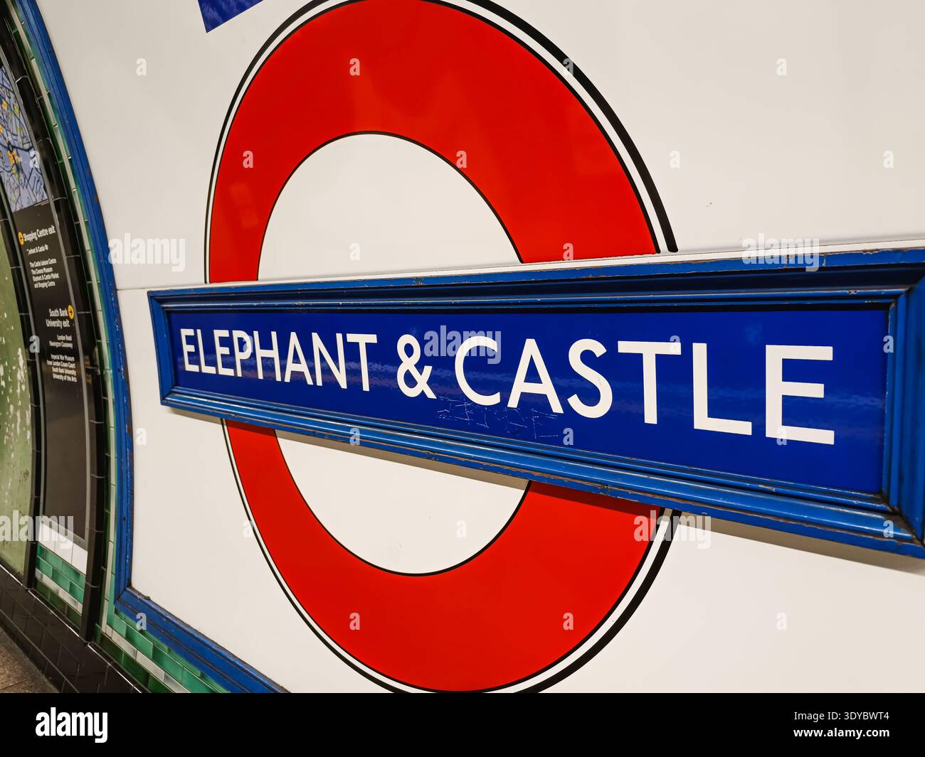 Cartello e rotonda della stazione della metropolitana Elephant and Castle. Londra, Regno Unito, 15 aprile 2024 Foto Stock