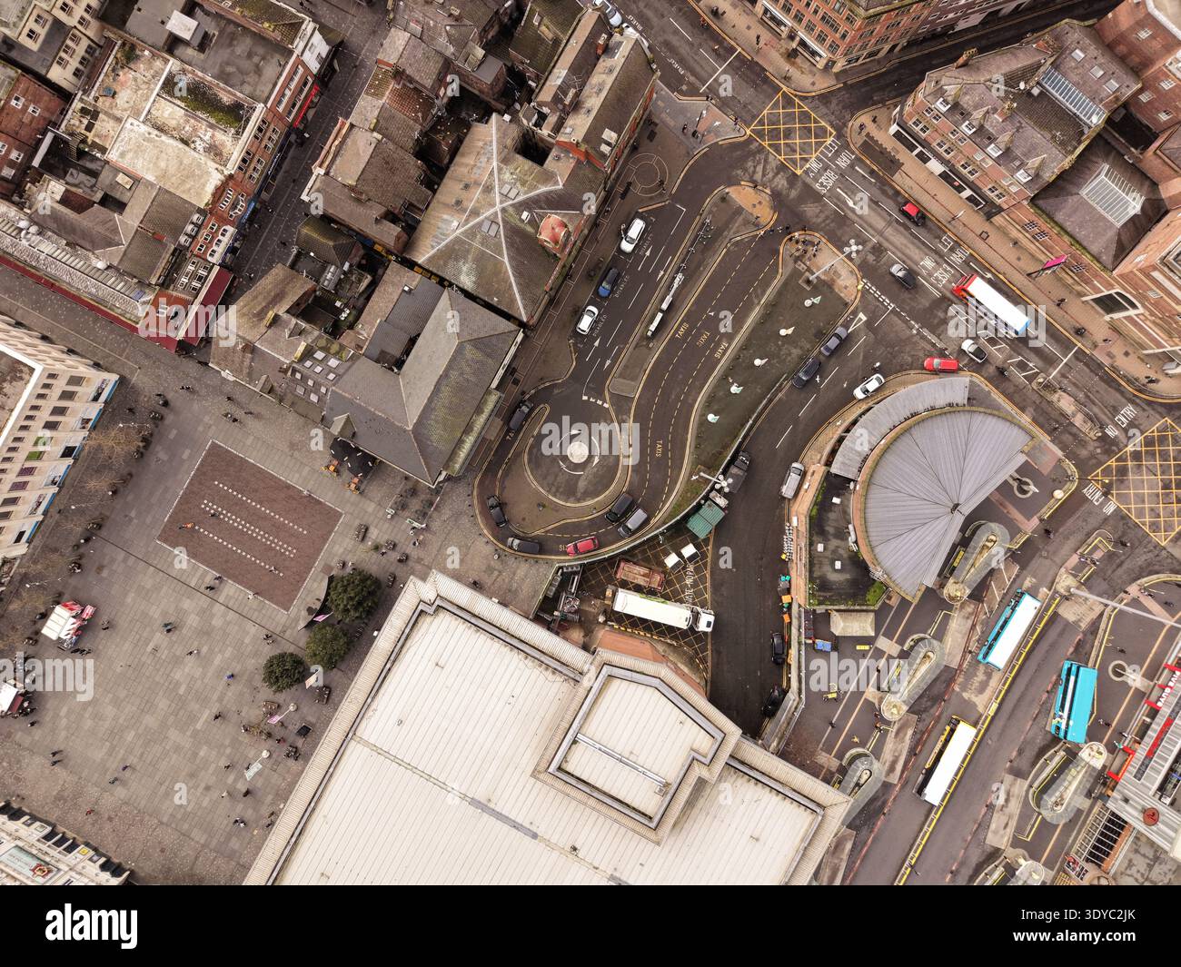 Immagine del drone che mostra linee di costruzione ripetute e schemi urbani strutturati. Foto Stock