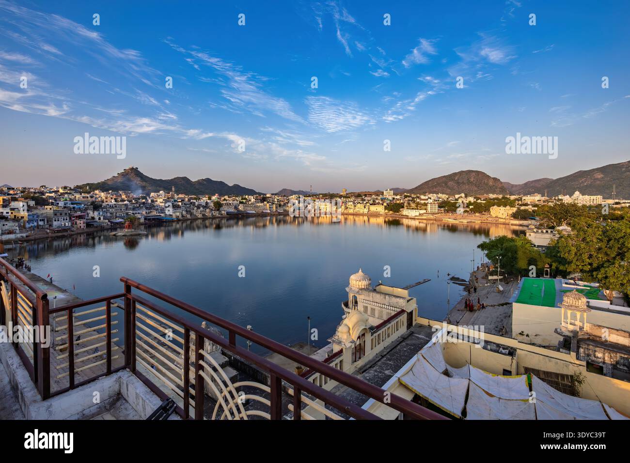Pushkar è una città dell'India di 9.16 abitanti, situata nel distretto di Ajmer, nello stato federato del Rajasthan. È un luogo di pellegrinaggio per indù e sikh. Pushkar ha molti templi. Raja Foto Stock