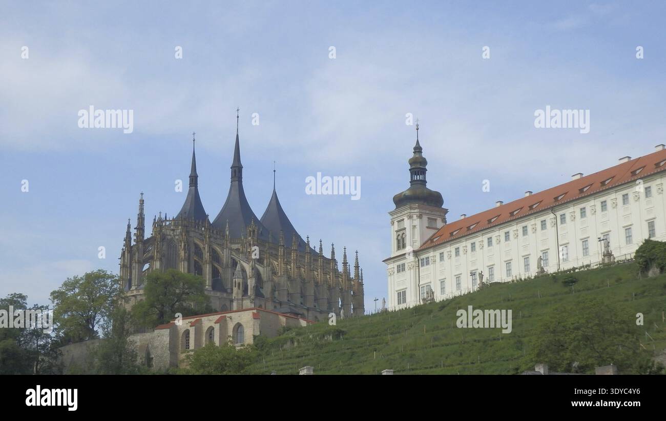 Ossario storico, ossario, chiesa ossea di Sedlec, con torri sotto un cielo blu, Kutna Hora, Repubblica Ceca Foto Stock