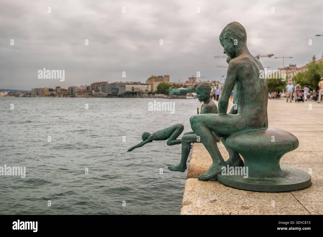 Le statue di Los Raqueros sul lungomare di Santander in Spagna Foto Stock