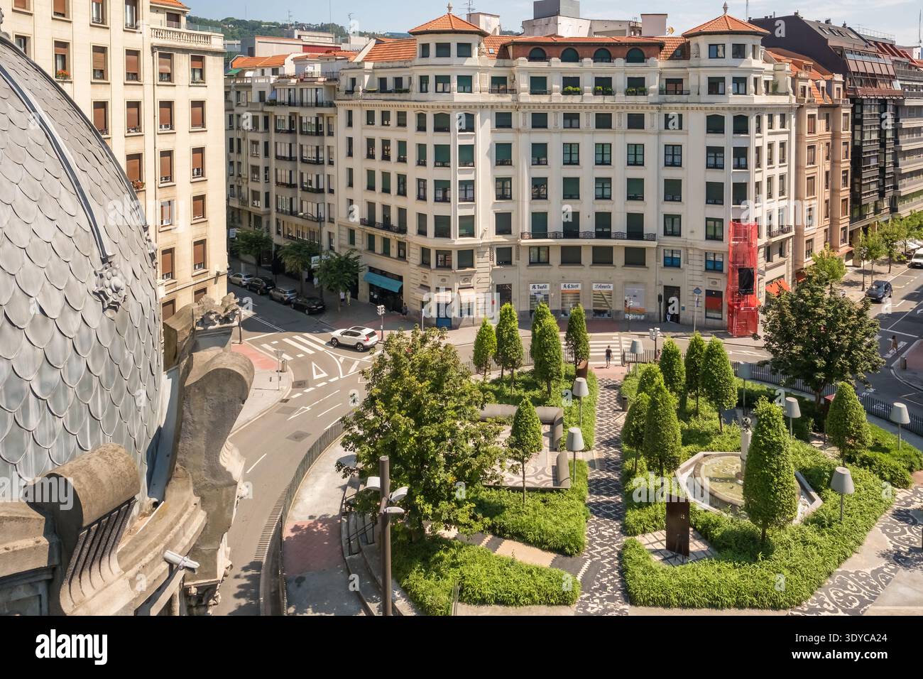 Bilbao City Street View con architettura e parco in Spagna Foto Stock