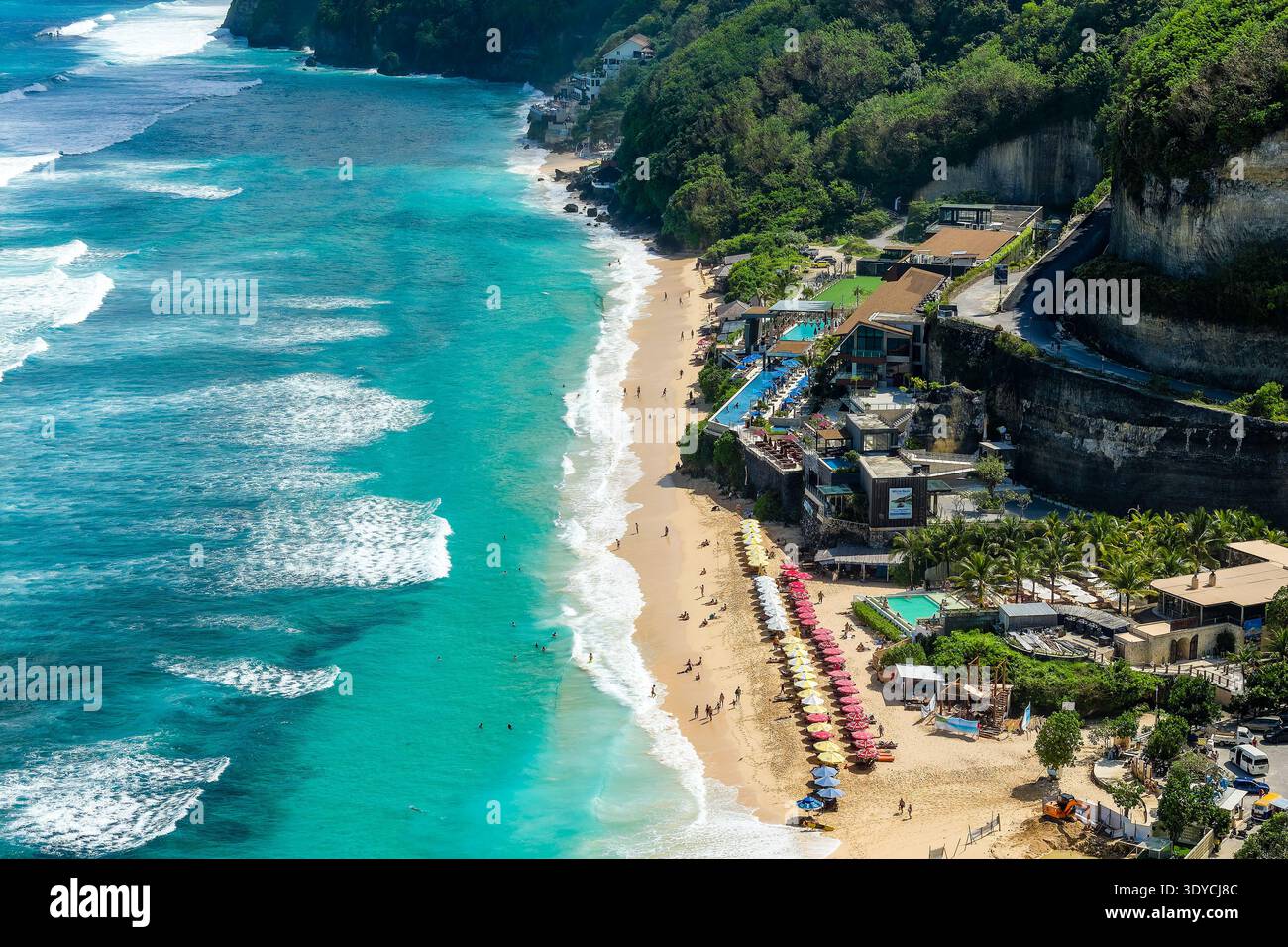Vista aerea della splendida spiaggia di Melasti a Bali, caratterizzata da acqua turchese e Beach club Foto Stock