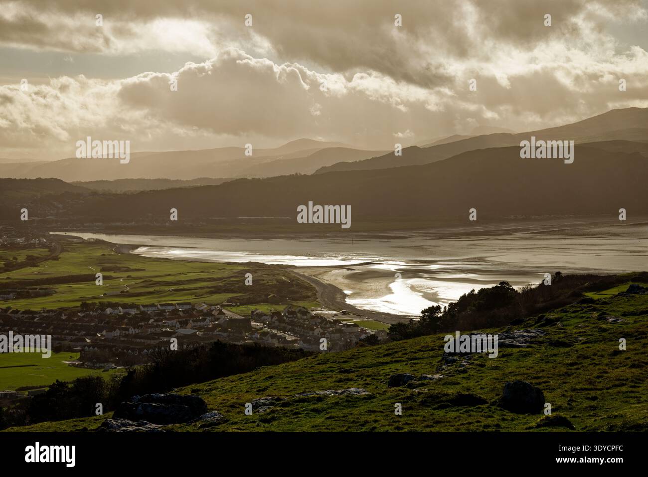 Vista dal Great orme attraverso Westshore a Llandudno fino all'estuario di Conwy e alle lontane montagne di Snowdonia, Galles del Nord. Foto Stock