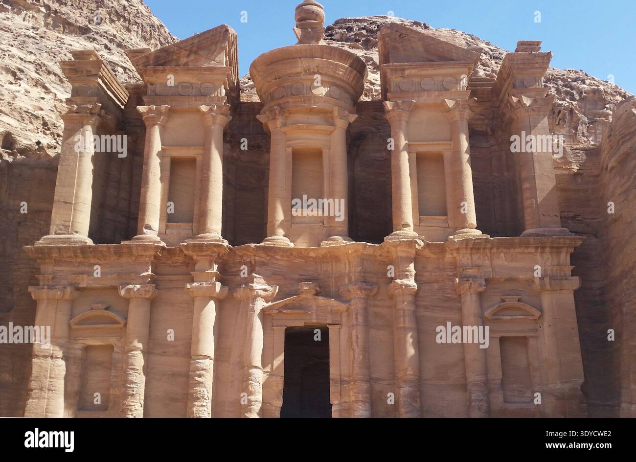 Monastero di ad Deir, un monumentale tempio di roccia nabatea, interamente scolpito in arenaria rosa a Petra, in Giordania Foto Stock