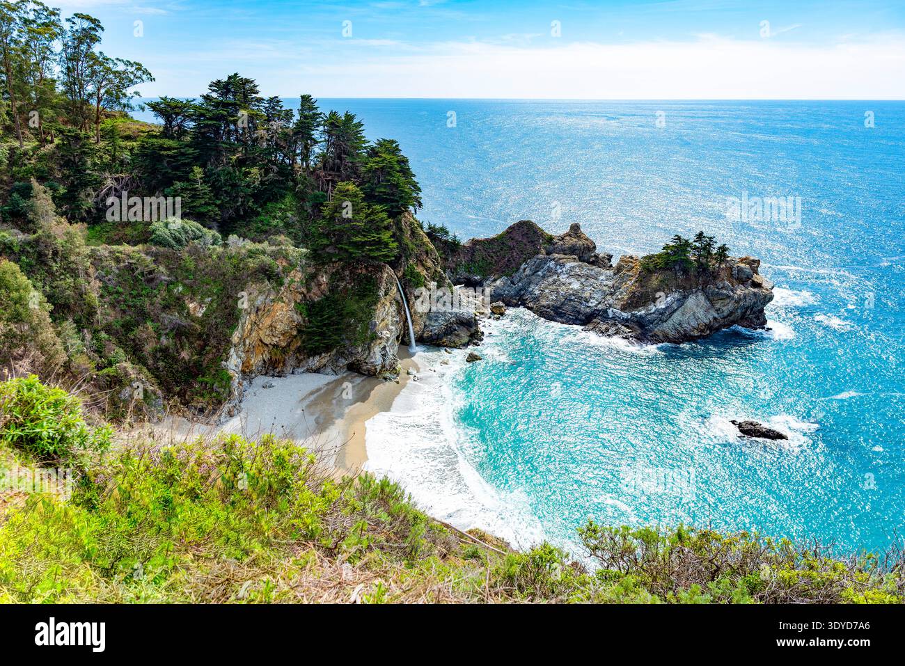 Le splendide cascate McWay si affacciano sulla spiaggia incontaminata del Julia Pfeiffer Burns State Park a Big Sur, California Foto Stock