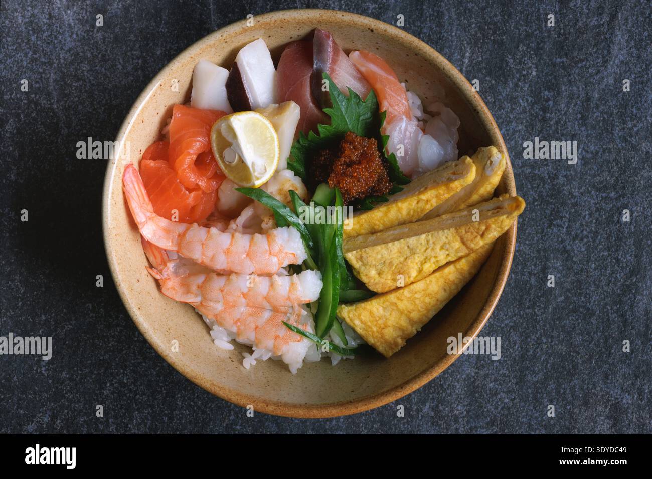Ciotola di sushi chirashi fatto in casa dall'alto Foto Stock