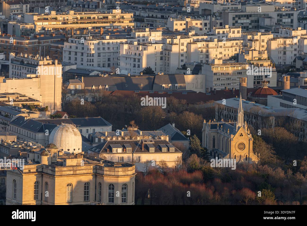 Parigi, Francia - 03 03 2026: Torre Montparnasse: Vista di una chiesa al tramonto dal tetto Foto Stock