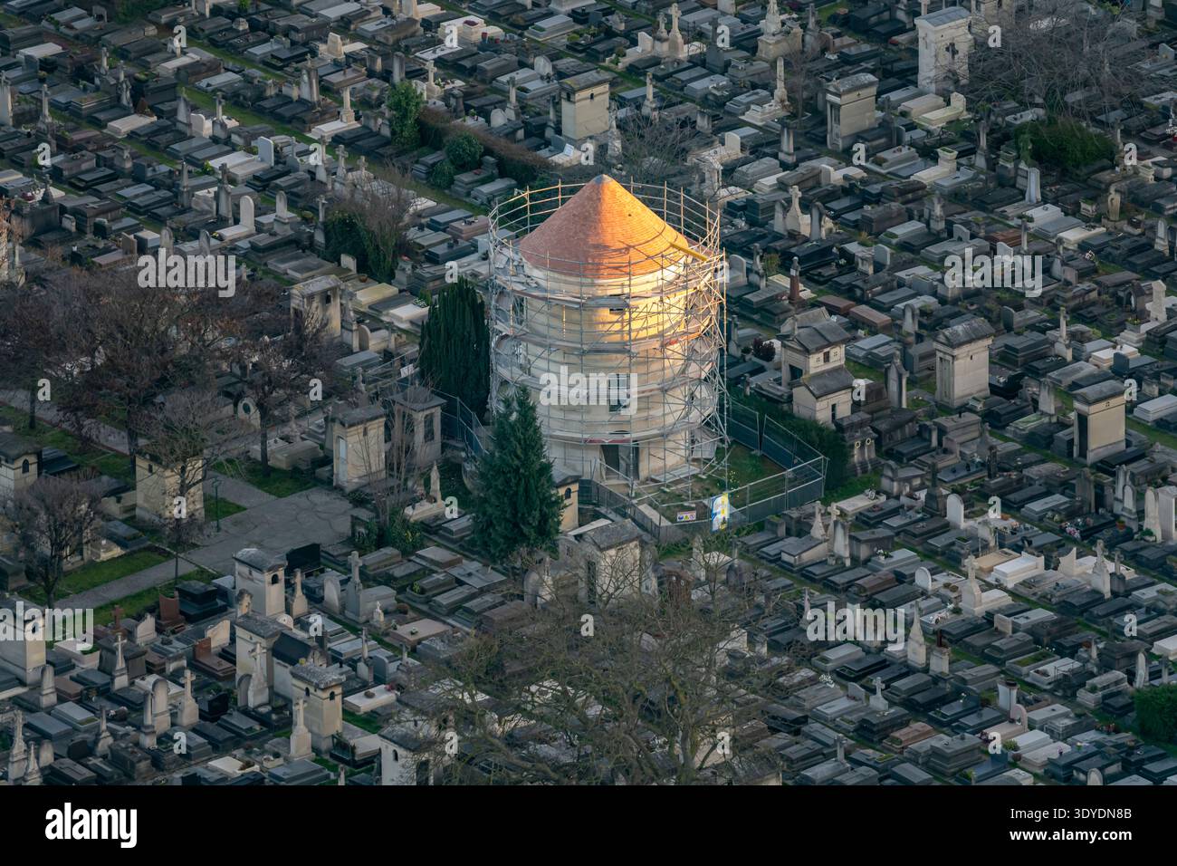 Parigi, Francia - 03 03 2026: Torre Montparnasse: Vista del cimitero di Montparnasse al tramonto dal tetto Foto Stock