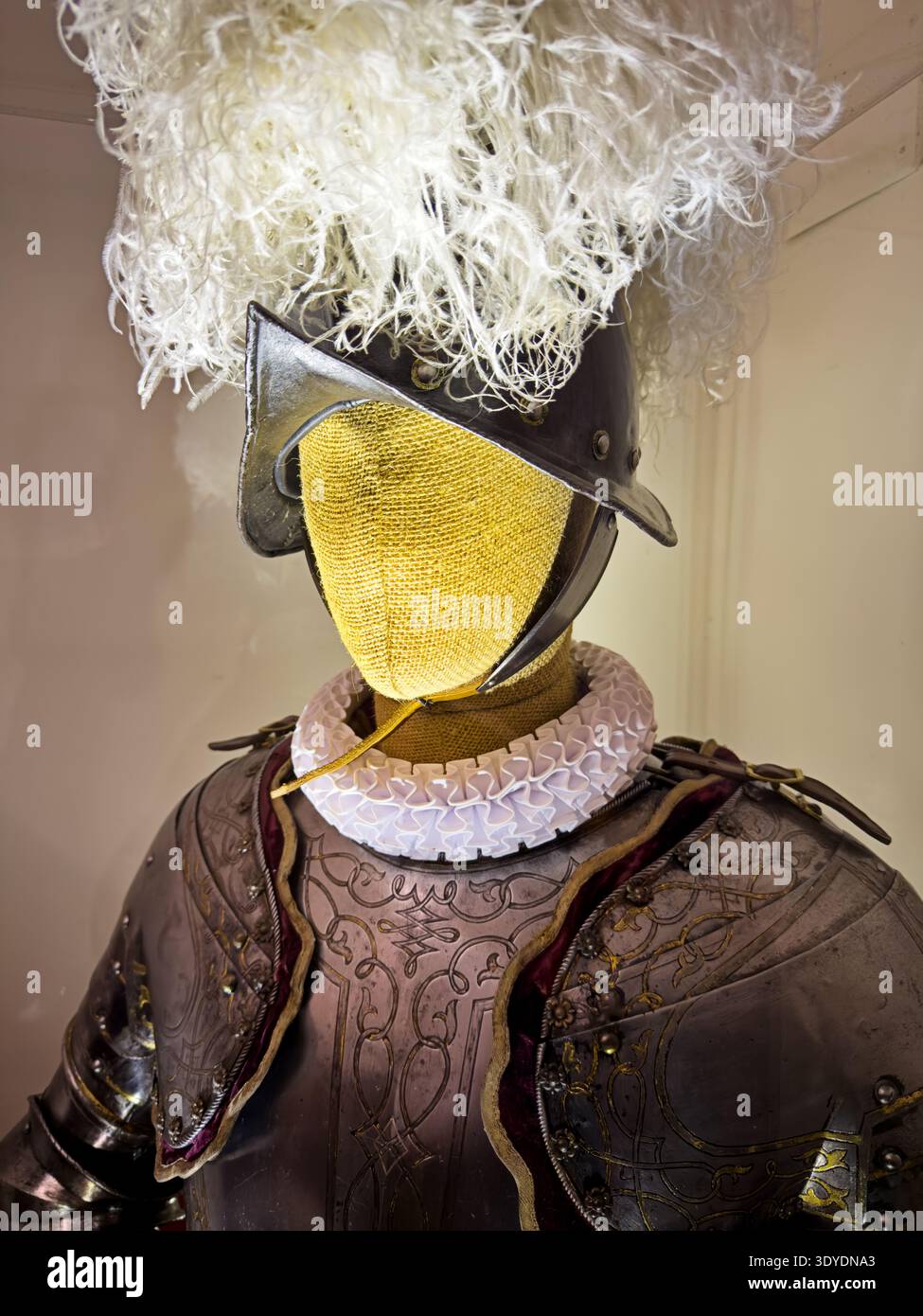 CITTÀ DEL VATICANO - 30 OTTOBRE 2025: Una storica uniforme delle guardie Svizzere presso la casa di guardia del Vaticano include un colletto con volant e piume sul cappello. Foto Stock