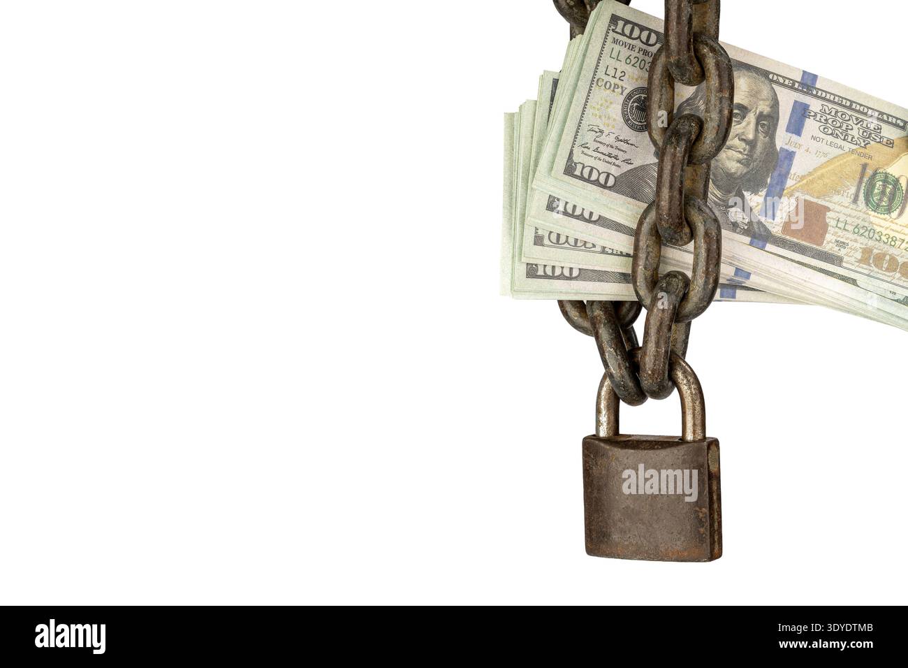 Rappresentazione concettuale della sicurezza finanziaria con banconote da cento dollari bloccate da lucchetti garantite da catene metalliche su sfondo bianco isolato Foto Stock