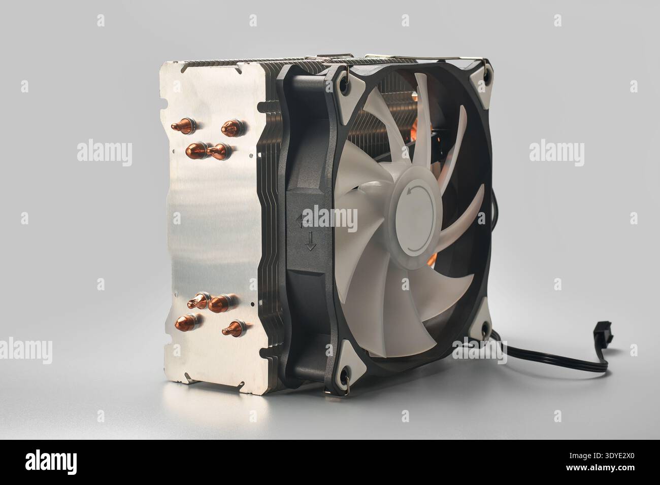 radiatore cpu tower computer sfondo grigio isolato, dissipatore di calore in metallo argento con tubi di calore in rame e ventola di raffreddamento in plastica bianca e nera, vista laterale Foto Stock