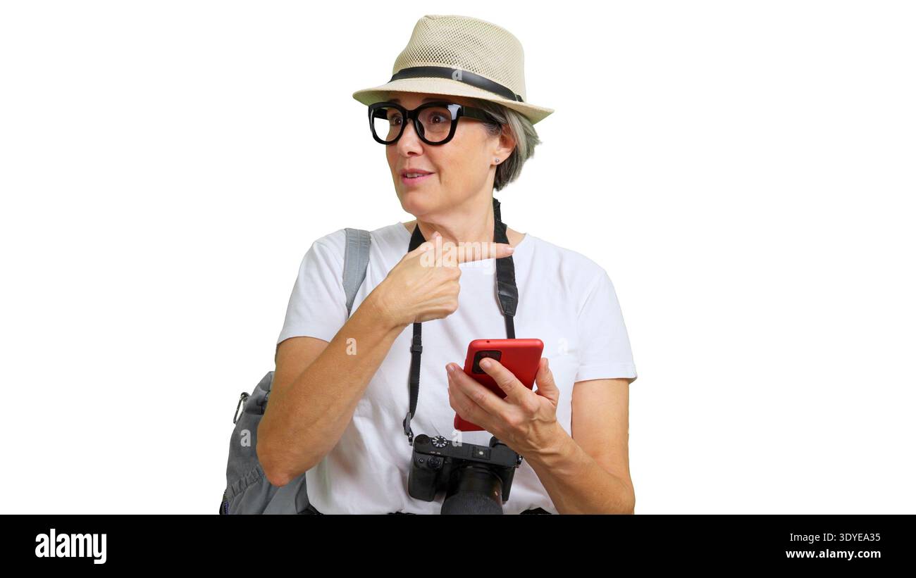 Donna anziana turistica che tiene in mano lo smartphone chiedendo indicazioni Foto Stock