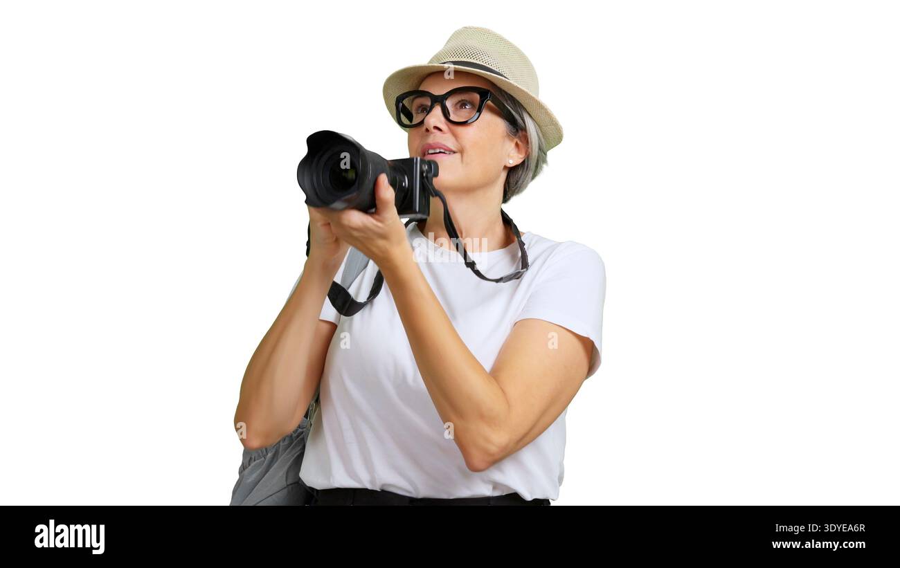 Donna matura che viaggia utilizzando la fotocamera per godersi la fotografia Foto Stock