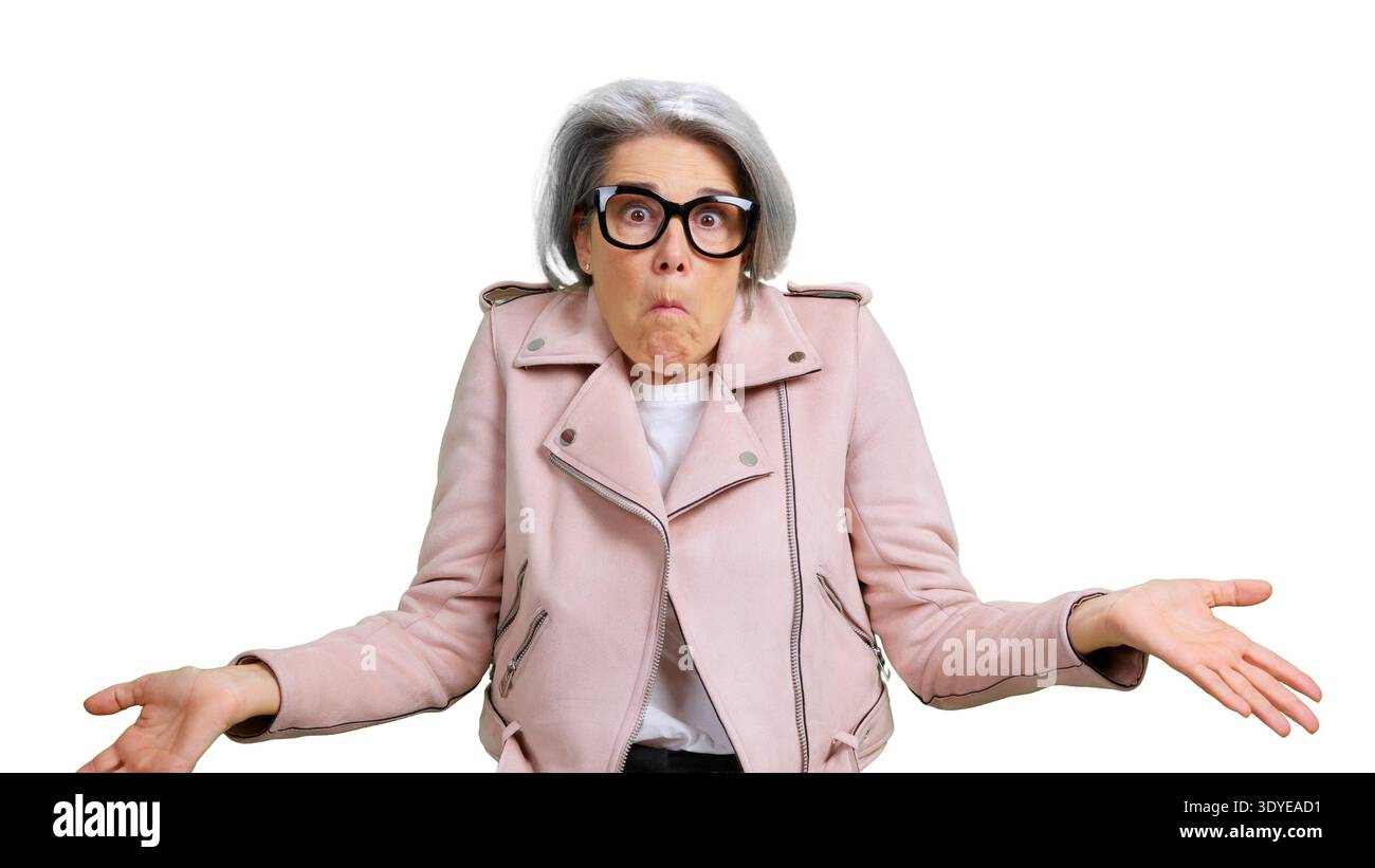 Donna anziana che si scaglia con un'espressione indiscreta e confusa Foto Stock
