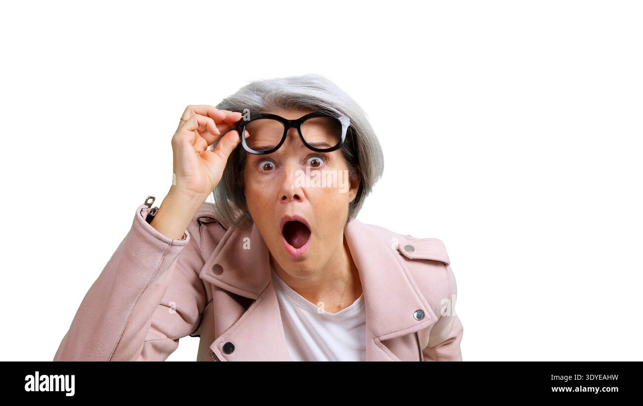 Donna anziana che reagisce con sorpresa e bocca aperta Foto Stock