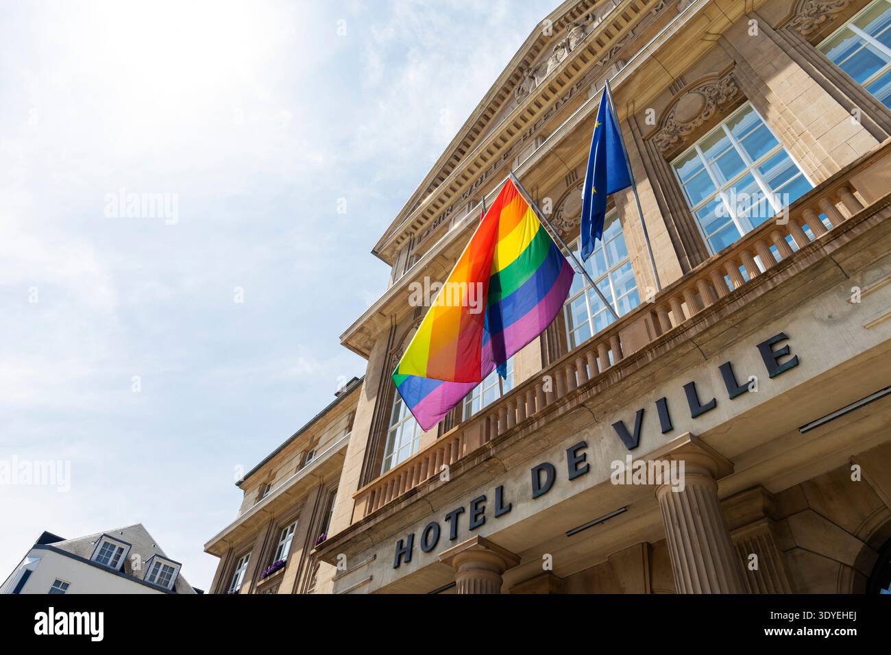 Lussemburgo, Esch-sur-Alzette, il municipio (Hôtel De Ville) che mostra l'ingresso principale con le bandiere Foto Stock