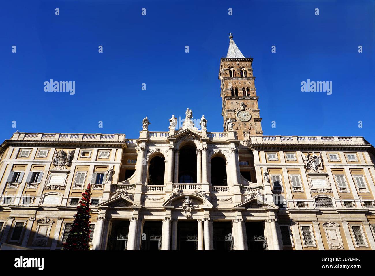 Facciata anteriore della Basilica di Santa Maria maggiore, la Basilica Papale di Santa Maria maggiore, una storica chiesa di pellegrinaggio a Roma, Italia Foto Stock
