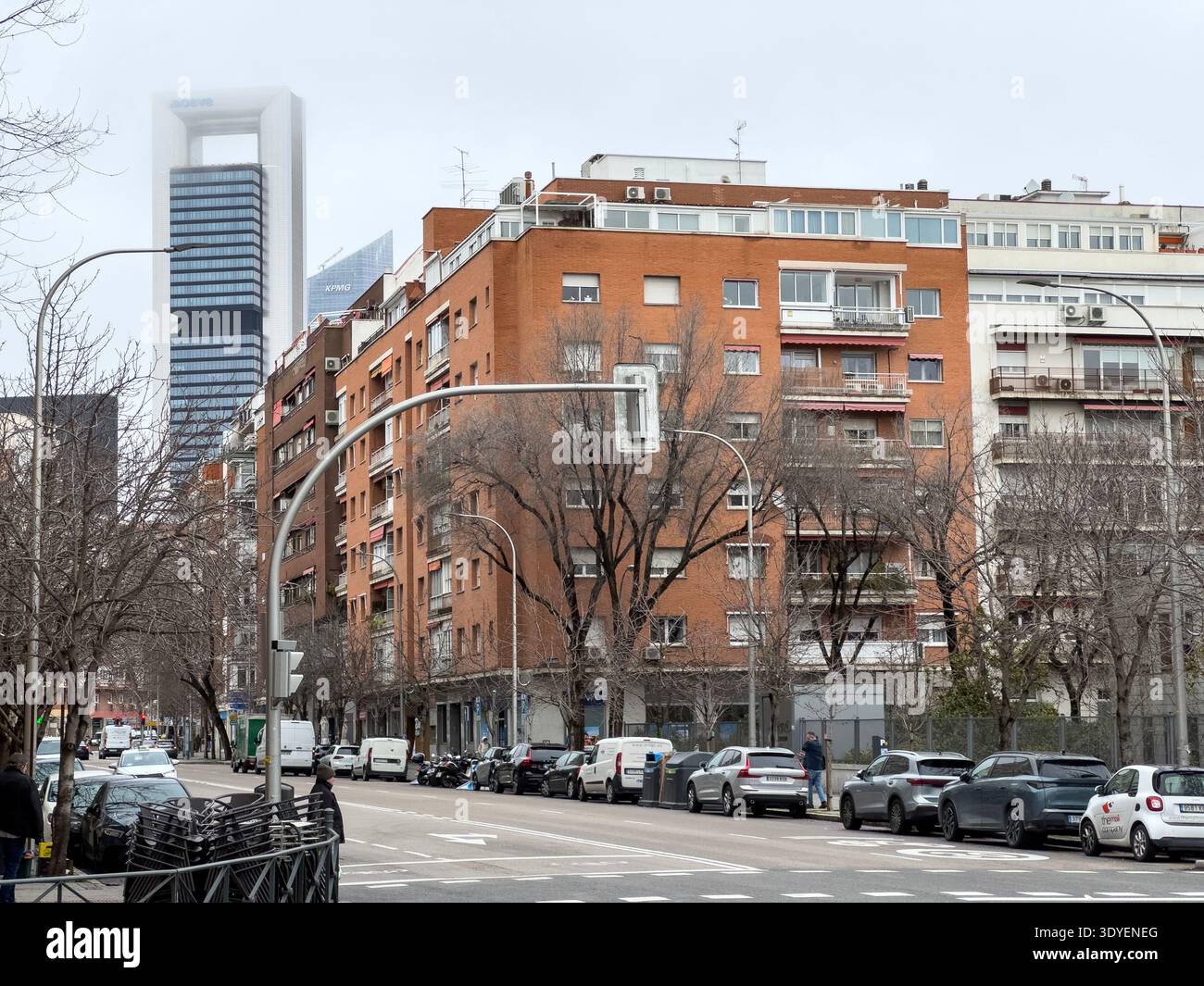 Torre KIO, Torre Kio, in Plaza Castilla conosciuta anche come Puerta de Europa. Madrid. Philip Johnson e John Burgee architetti di calle Mateo Inurria - Immagine stock catturata con smartphone