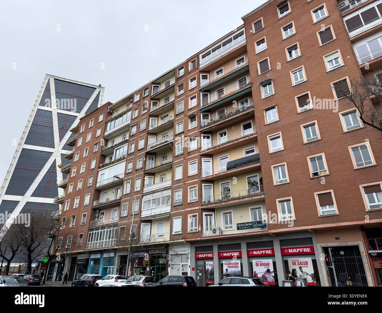 Torre KIO, Torre Kio, in Plaza Castilla conosciuta anche come Puerta de Europa. Madrid. Philip Johnson e John Burgee architetti di calle Mateo Inurria - Immagine stock catturata con smartphone