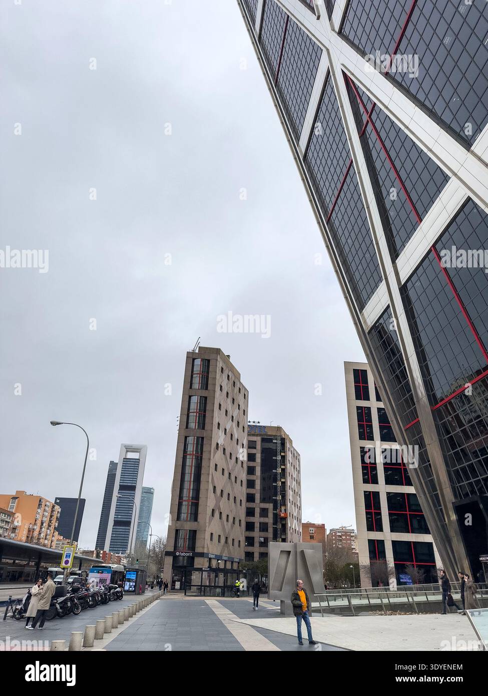 Torre KIO, Torre Kio, in Plaza Castilla conosciuta anche come Puerta de Europa. Madrid. Philip Johnson e John Burgee architetti. Spagna - Immagine stock catturata con smartphone