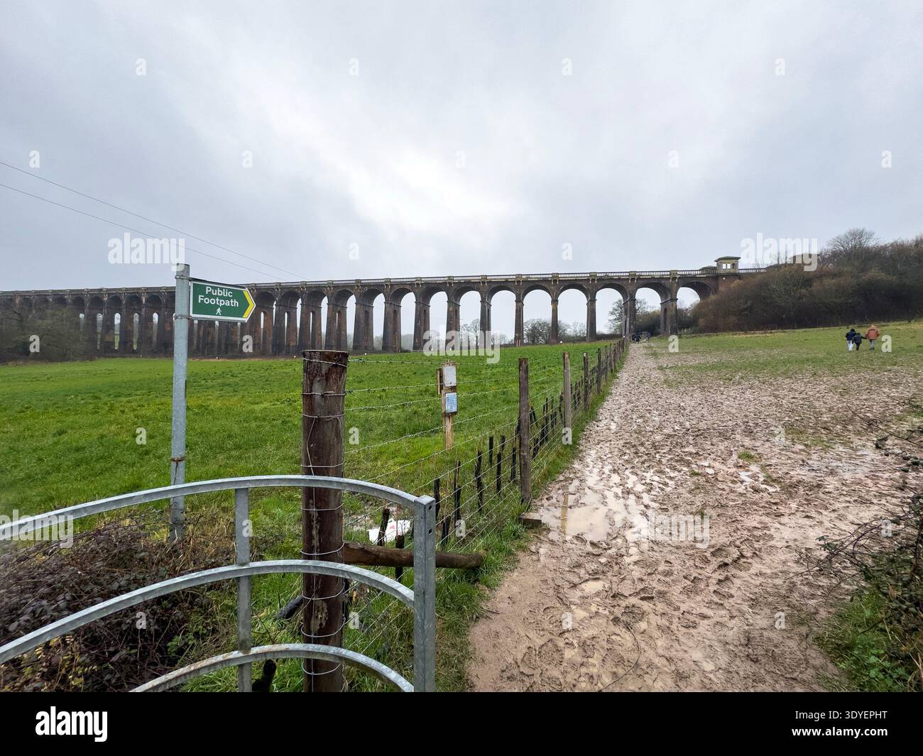 Ouse Valley Aqueduct, porta la Brighton Main Line sul fiume Ouse nel Sussex, Inghilterra, Regno Unito Foto Stock