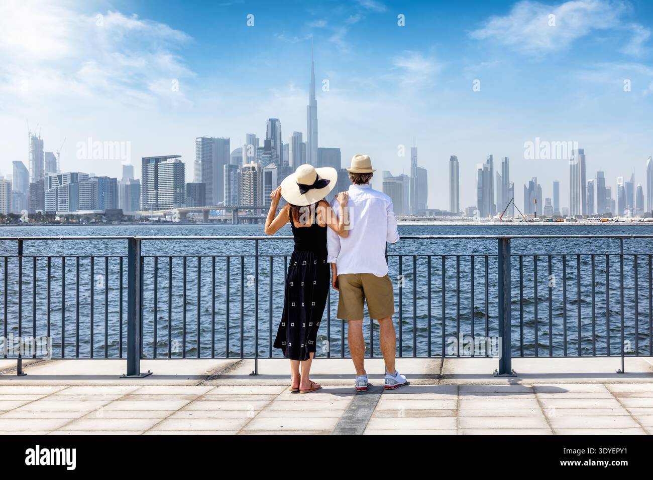 Una bella coppia di turisti in gita turistica gode della vista dello skyline di Dubai, Emirati Arabi Uniti, come concetto di viaggio in città Foto Stock