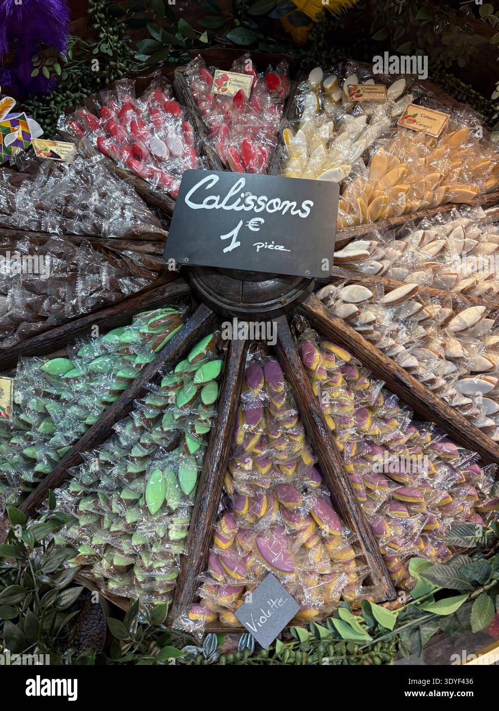 Calissoni. Pasticceria tradizionale provenzale di Nizza, Francia. Mostra di dolci colorati in pasta di mandorle confezionati singolarmente in un mercato. Foto Stock