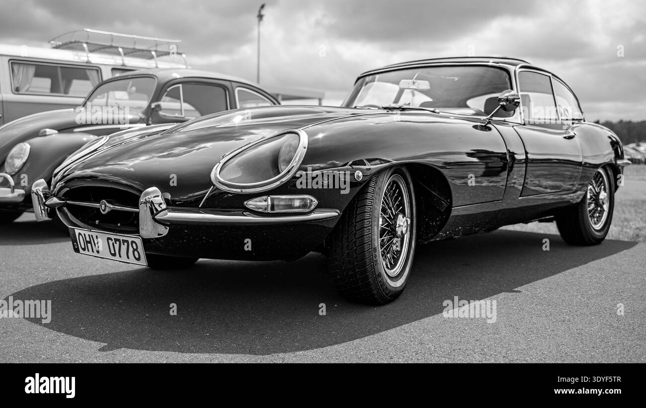 LINTHE, GERMANIA - 08 GIUGNO 2025: Auto sportiva Jaguar e-Type (serie 1), 1961–1968. Bianco e nero. Die Oldtimer Show. Foto Stock
