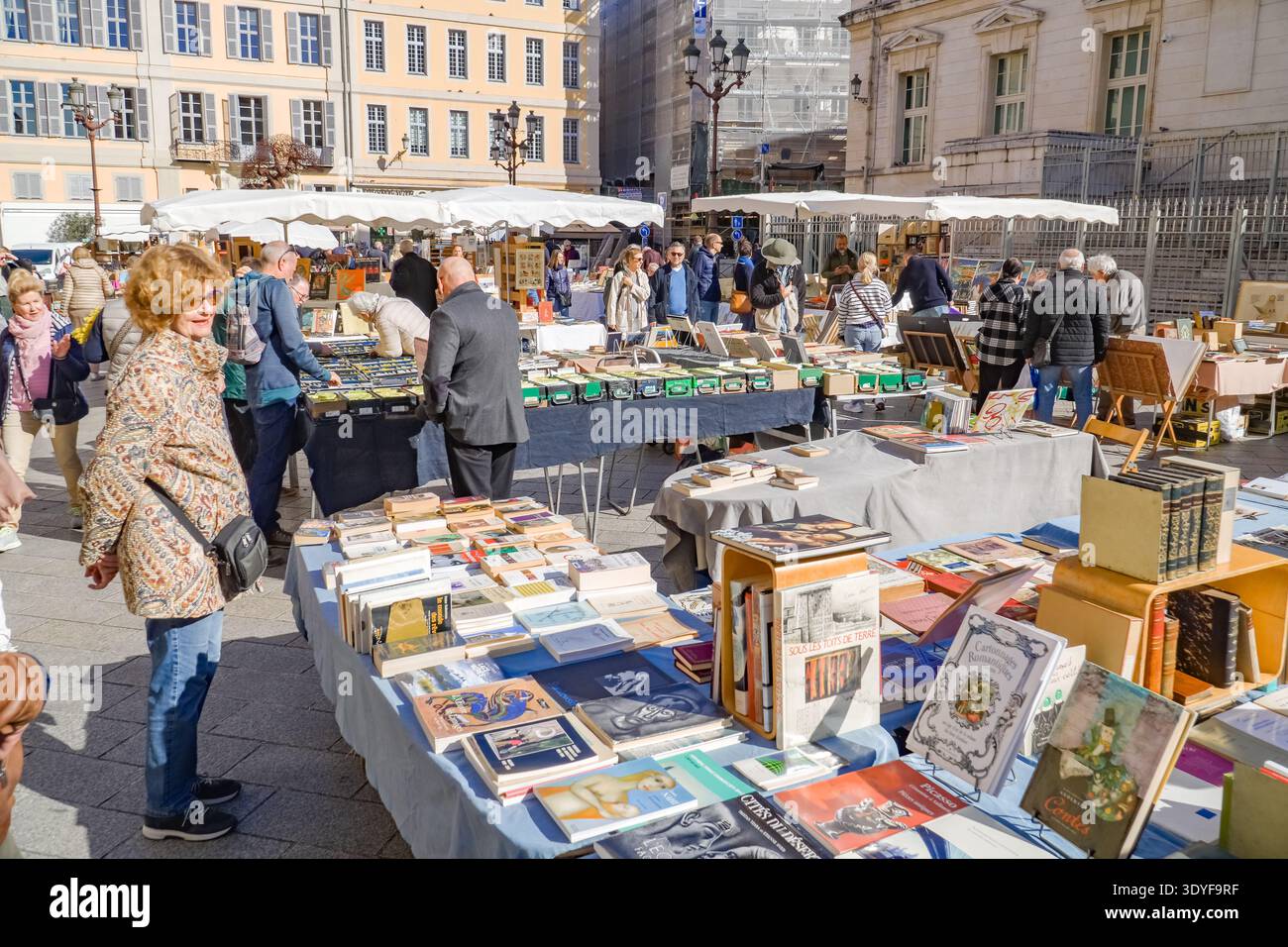 Marché à la Brocante et aux Livres, Place du Palais de Justice, Nizza, Francia. Fiera del libro all'aperto del fine settimana con collezionisti che cercano letteratura vintage. Foto Stock