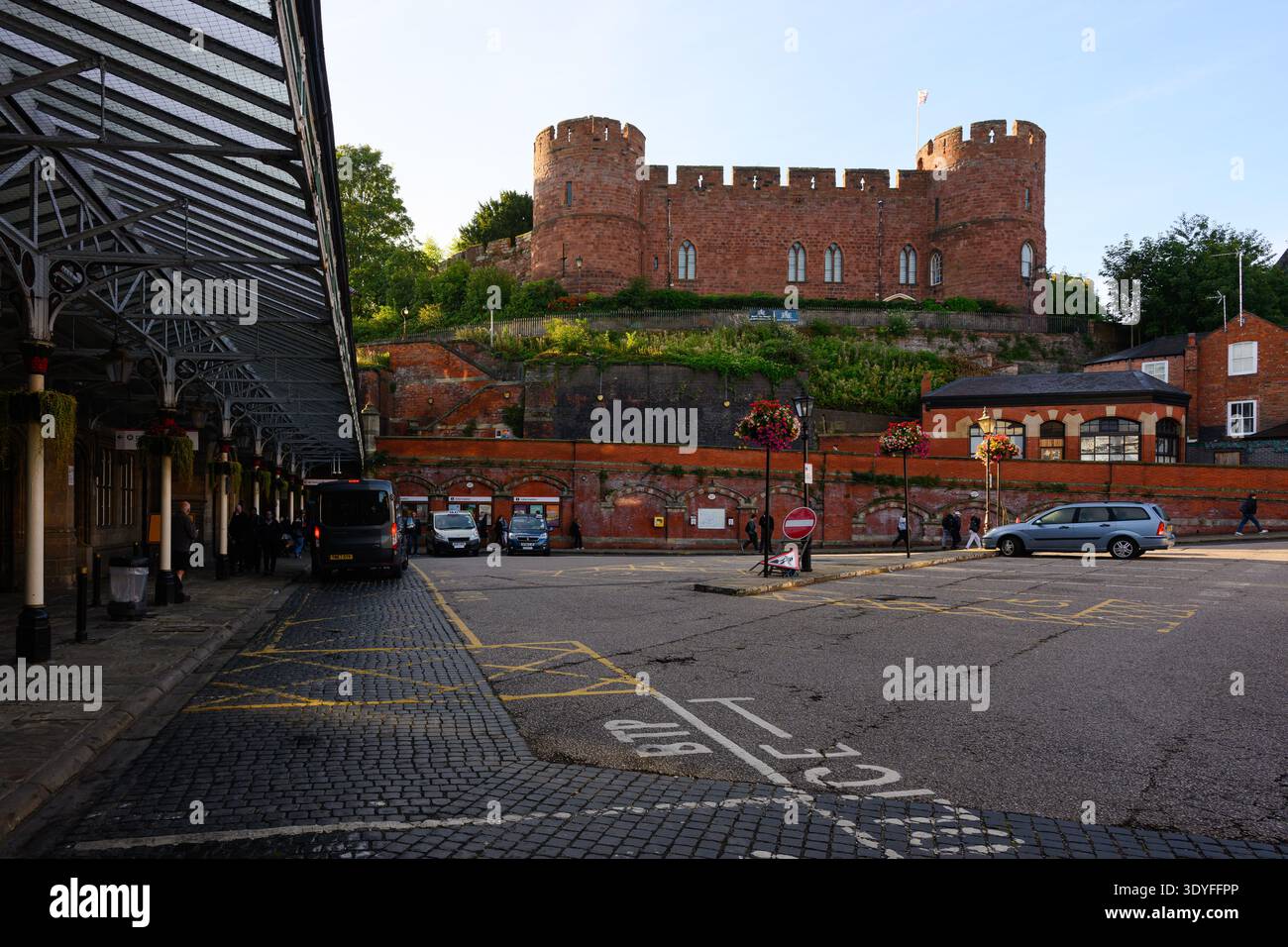 Shrewsbury, Inghilterra, Regno Unito - 9 settembre 2025; parcheggio di fronte alla stazione ferroviaria di Shrewsbury con baldacchino sotto lo storico castello Foto Stock