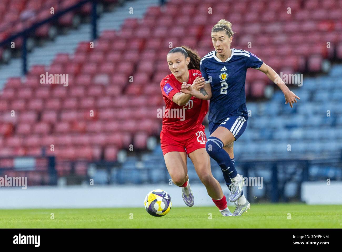 Glasgow, Regno Unito. 7 marzo 2026. La nazionale femminile scozzese ha giocato la nazionale lussemburghese a Hampden Park, Glasgow, Scozia, Regno Unito nella fase di campionato della Coppa del mondo femminile FIFA 2027. Questa era la partita di ritorno e la casa in Scozia. Il punteggio finale è stato la Scozia 7-0 Lussemburgo. Questo dà alla Scozia una vittoria complessiva di 12 - 0. Nicola Docherty (2) e Hannah Dietrich (20) competono per il pallone. Crediti: Findlay/Alamy Live News Foto Stock
