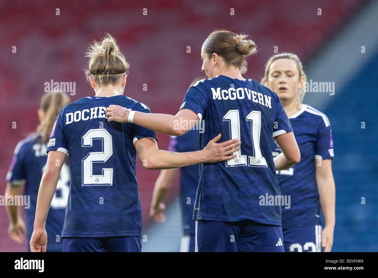 Glasgow, Regno Unito. 7 marzo 2026. La nazionale femminile scozzese ha giocato la nazionale lussemburghese a Hampden Park, Glasgow, Scozia, Regno Unito nella fase di campionato della Coppa del mondo femminile FIFA 2027. Questa era la partita di ritorno e la casa in Scozia. Il punteggio finale è stato la Scozia 7-0 Lussemburgo. Questo dà alla Scozia una vittoria complessiva di 12 - 0. Nicola Docherty (2) congratulandosi con Kathleen McGovern (11) dopo aver segnato per la Scozia in 31 minuti. Crediti: Findlay/Alamy Live News Foto Stock