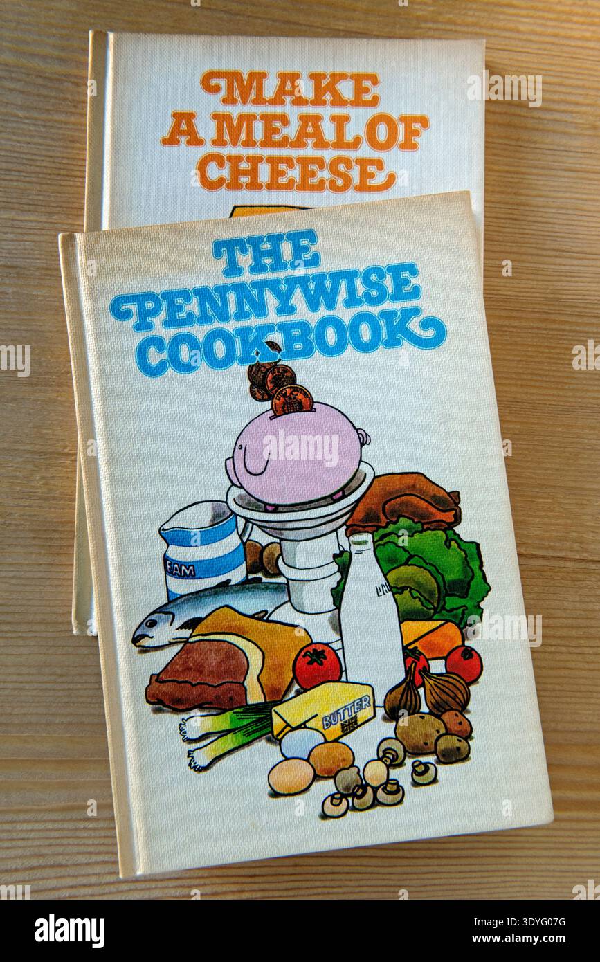 The Pennywise Cookbook and Make a Meat of Cheese, libri di cucina vintage e hardback degli anni '1970 Foto Stock
