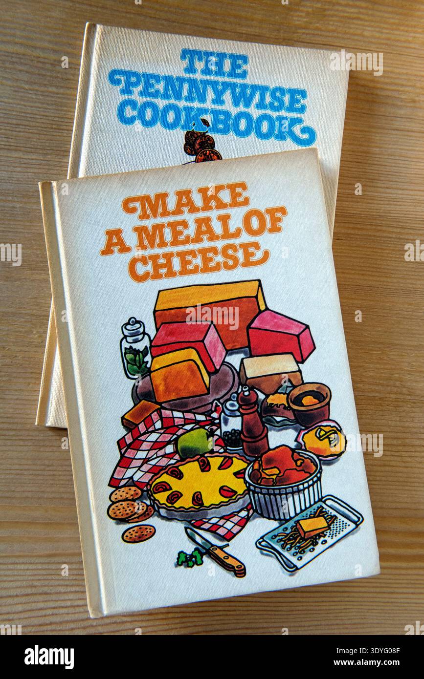 Prepara un pasto a base di formaggio e il Pennywise Cookbook, libri di cucina vintage e hardback degli anni '1970 Foto Stock