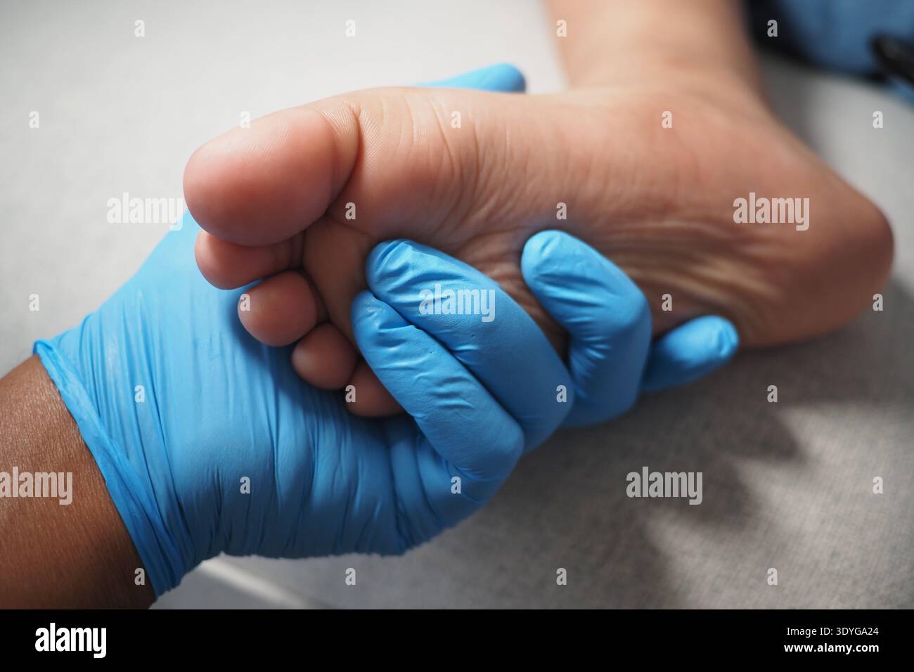 Massaggio ai piedi in una struttura sanitaria nelle ore diurne Foto Stock