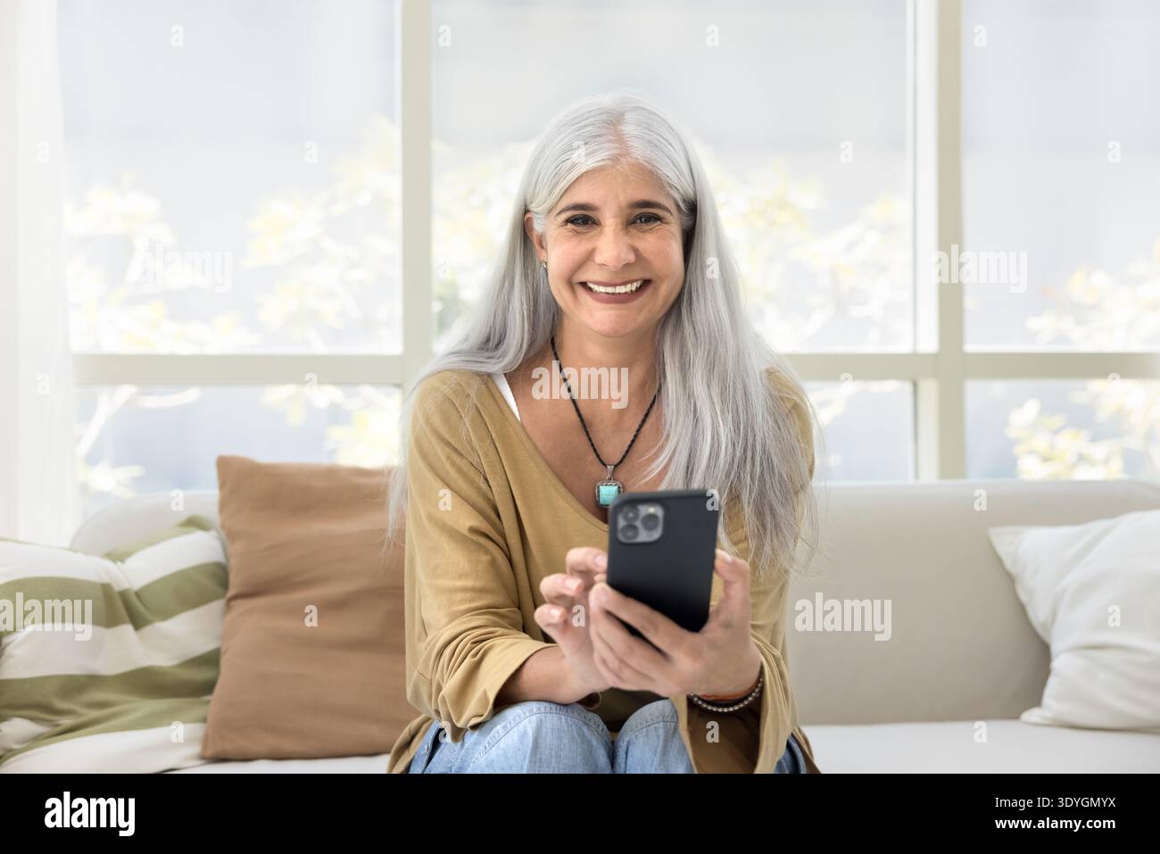 Ritratto di una donna anziana che usa gadget moderni Foto Stock