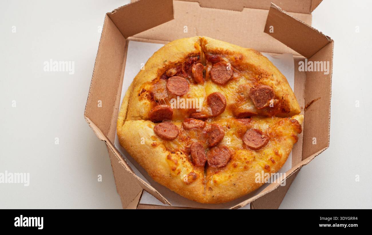 Mini pizze con Pepperoni in scatole di cartone Foto Stock