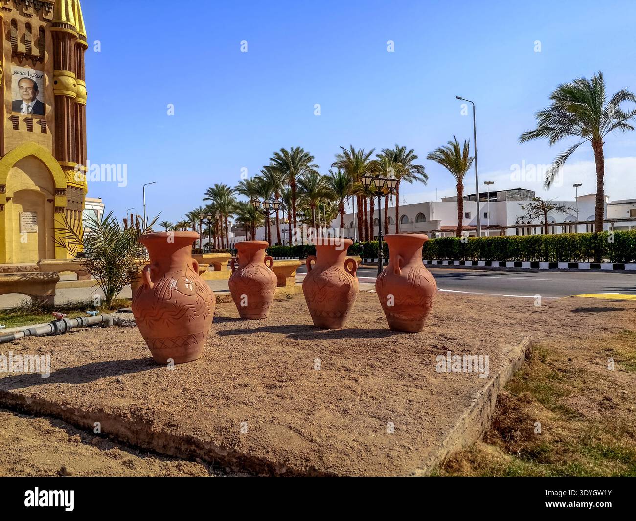Egitto, Sharm El Sheikh - 17 gennaio 2020: Quattro grandi anfore di argilla marroni si trovano nel mezzo di una strada a Sharm El Sheikh Foto Stock