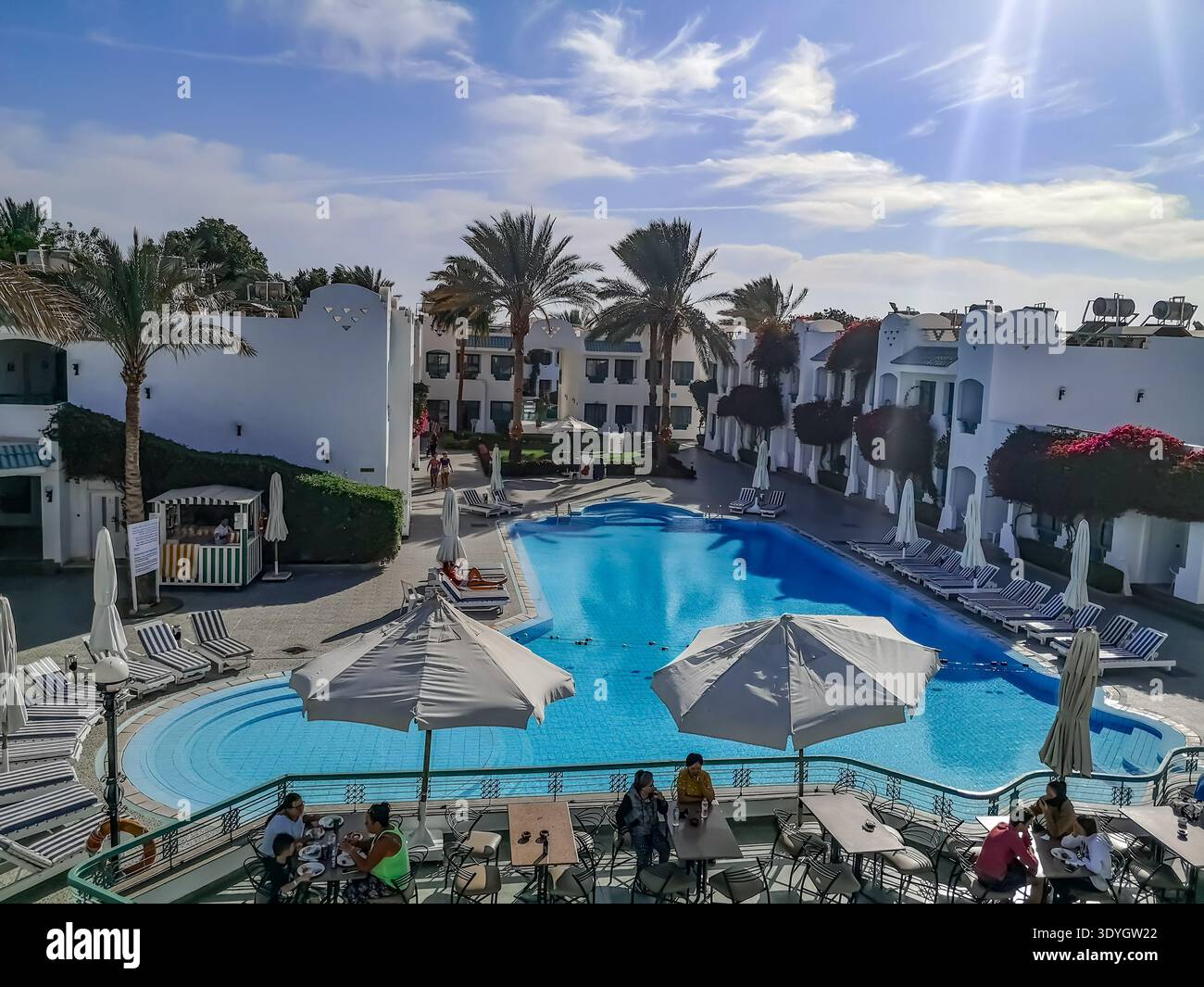 Sharm El Sheikh, Egitto - 17 gennaio 2020: Patio dell'hotel Falcon Hills con piscina a Sharm El Sheikh. I turisti si rilassano sulla terrazza Foto Stock