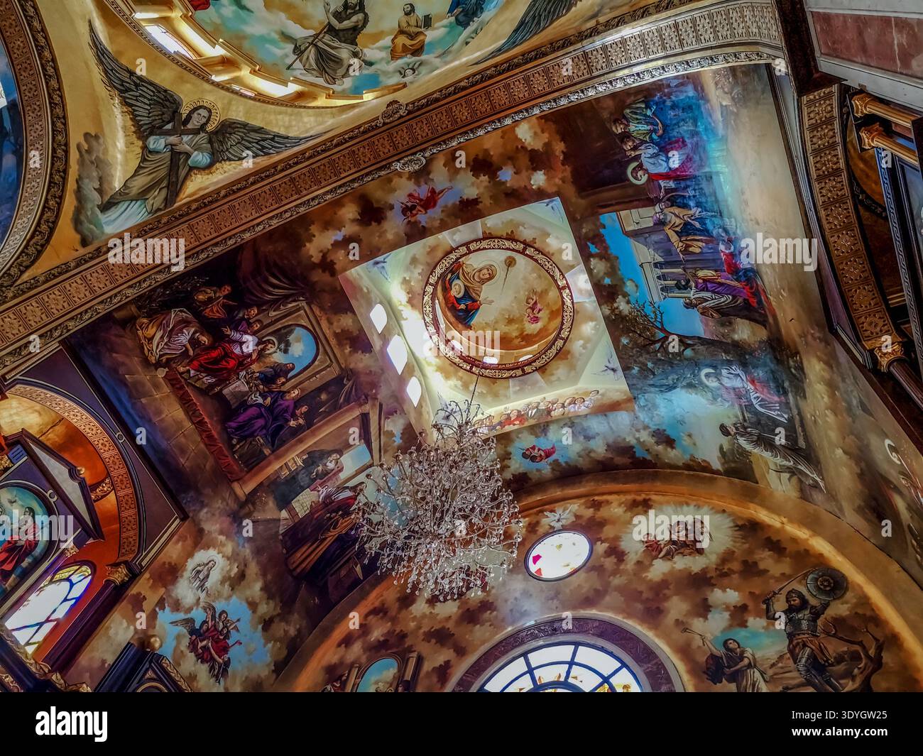 Egitto, Sharm El Sheikh - 18 gennaio 2020: Cupola della Chiesa copta ortodossa all'interno di Sharm El Sheikh, vista dal basso. Illustrazioni moderne Foto Stock